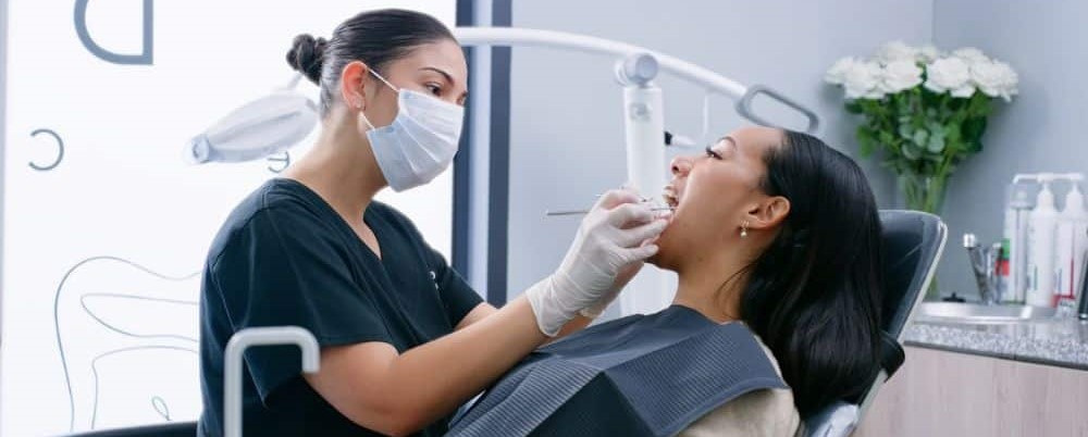 Photo de professionnels dentaires souriants et collaboratifs